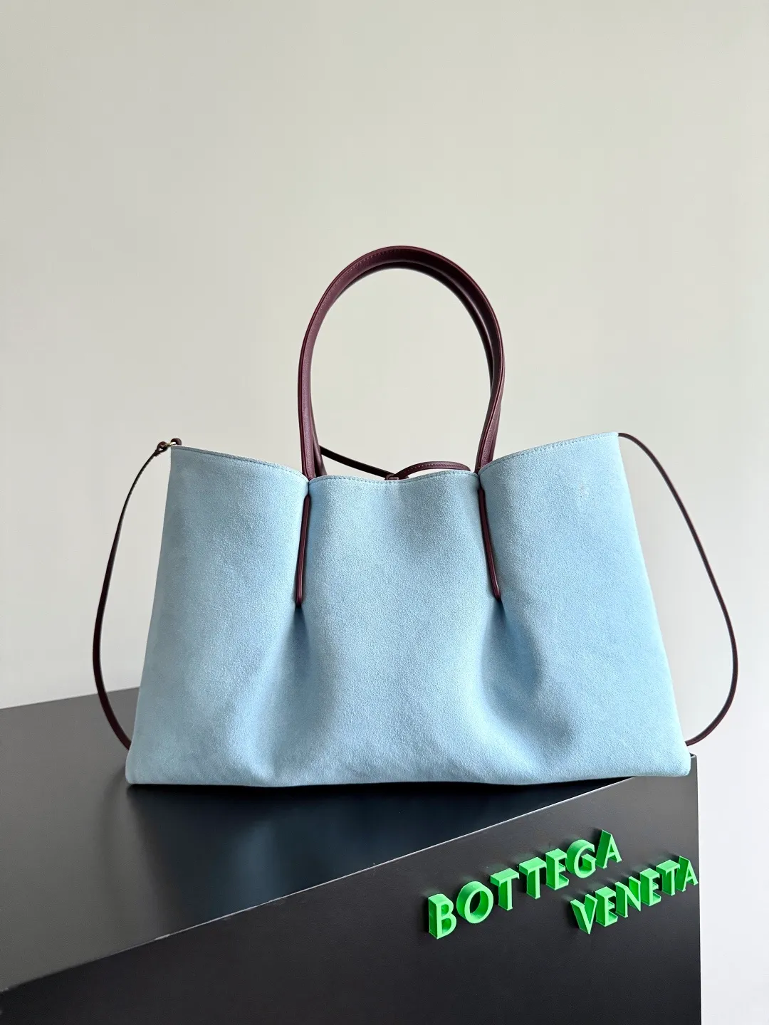 Batch 2660 Bottega Veneta 2025 new product PINACOTECA bag, iconic weaving process, skillfully crafted with 10mm Intrecciato process and equipped with suede lining. Four small strips of leather add character to the design and make the bag more stable. Relaxed yet sophisticated, casual yet refined, suede lining and double-sided design, suitable for shoulder and hand carry. The four straps can be adjusted into different shapes. One pack can be switched between two uses, easily integrating into your daily rhythm. Style number: 817166 Size: 43*23*17.5cm